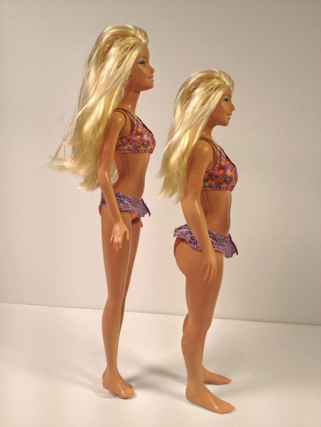 Оригинальная Барби - слева, реальная - справа